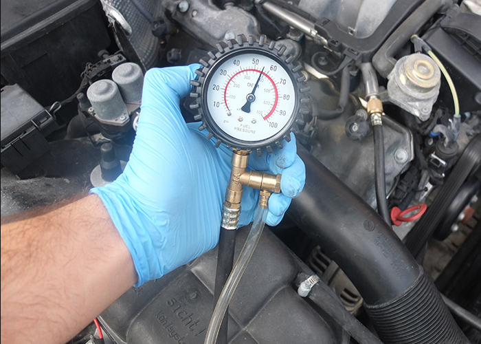 Kiểm tra áp suất của bơm xăng ô tô xem có bị thấp hay không